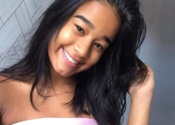 Jovem é presa por suspeita de matar garota de 17 anos com facadas; ciúmes seria a motivação do crime, diz polícia