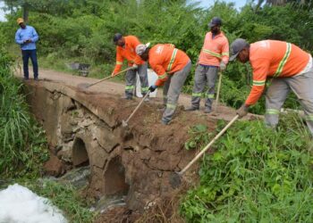 Prefeitura realiza trabalho paliativo e sinalização em via danificada pela chuva no Limoeiro