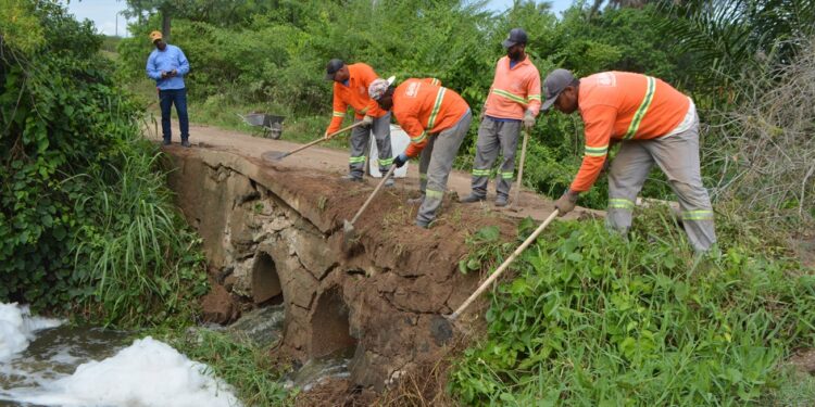 Prefeitura realiza trabalho paliativo e sinalização em via danificada pela chuva no Limoeiro