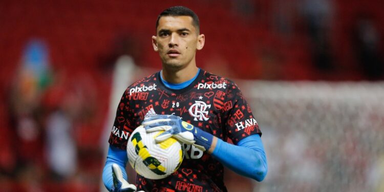 Após concretizar venda, Flamengo costura acordo com Fortaleza para ter Santos até o fim de janeiro