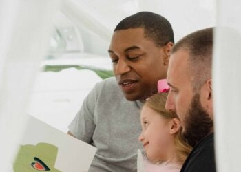 Crianças com pais gays podem estar em melhor situação, diz pesquisa