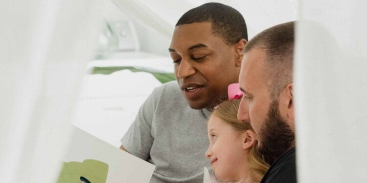 Crianças com pais gays podem estar em melhor situação, diz pesquisa