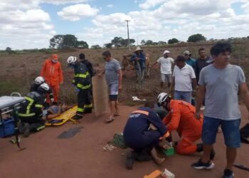 Duas pessoas morrem e seis ficam feridas após pneu de van estourar e veículo capotar na BahiaAcidente ocorreu no km 16 da Bahia