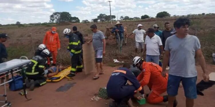 Duas pessoas morrem e seis ficam feridas após pneu de van estourar e veículo capotar na BahiaAcidente ocorreu no km 16 da Bahia