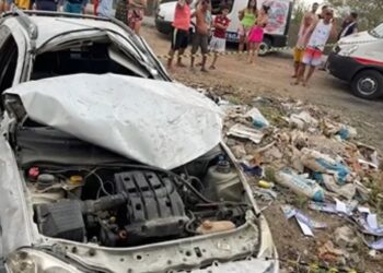Pneu se desprende, carro capota e jovem morre em estrada na Bahia