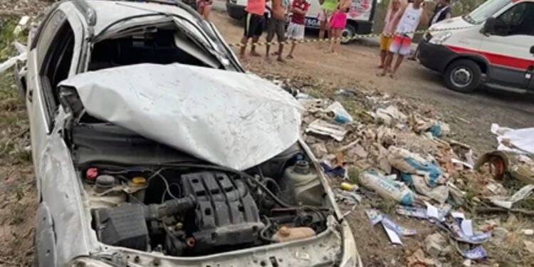 Pneu se desprende, carro capota e jovem morre em estrada na Bahia