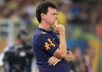 Ednaldo Rodrigues demite Fernando Diniz do cargo de técnico da seleção brasileira