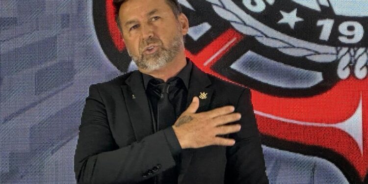 “Situação é pior do que imaginamos”, diz Augusto Melo ao tomar posse no Corinthians