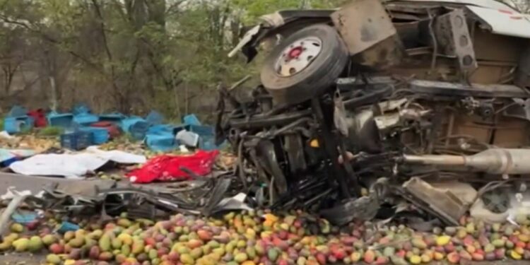 Morre 25ª vítima de acidente entre ônibus de turismo e caminhão na Bahia