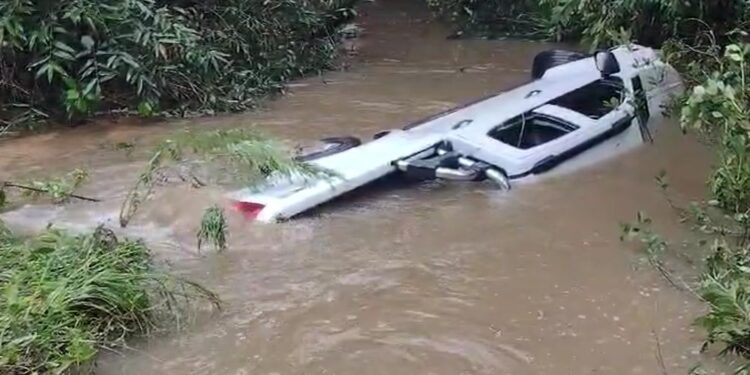 Chuva na Grande SP causa mortes, deixa ruas alagadas, derruba árvores e suspende pousos em Congonhas