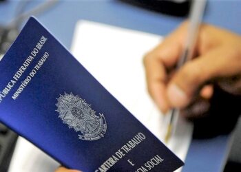 Taxa média de desemprego cai para 7,8% em 2023, menor patamar desde 2014, diz IBGE