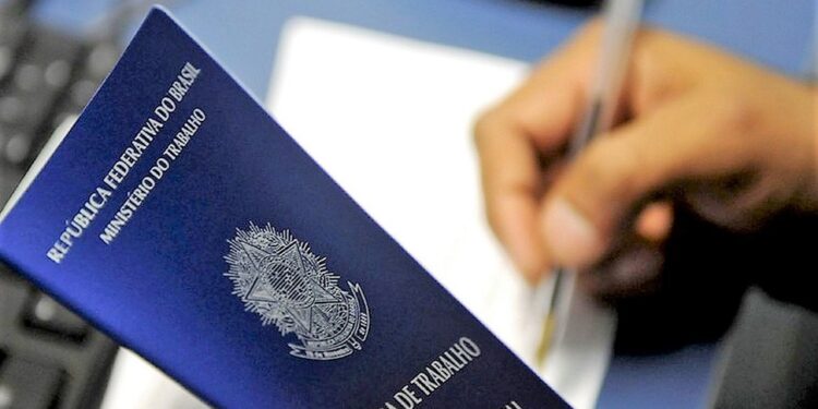 Taxa média de desemprego cai para 7,8% em 2023, menor patamar desde 2014, diz IBGE