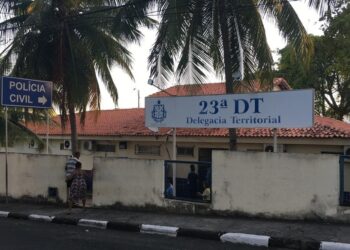 Homem é preso em flagrante suspeito de abuso sexual na Bahia; vítimas têm 7 e 9 anos e foram tocadas em piscina de condomínio