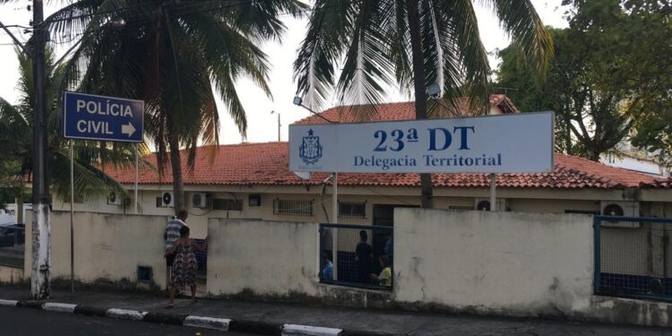 Homem é preso em flagrante suspeito de abuso sexual na Bahia; vítimas têm 7 e 9 anos e foram tocadas em piscina de condomínio