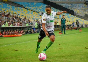 Após faltar treino e rescindir com América, Everaldo tem acerto encaminhado com o Vitória