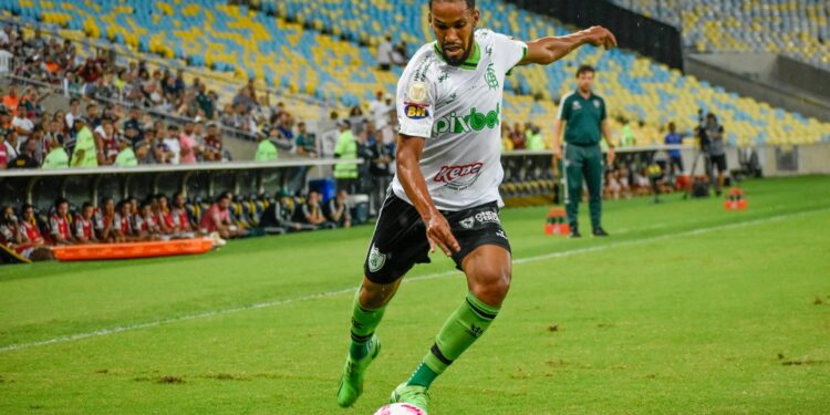 Após faltar treino e rescindir com América, Everaldo tem acerto encaminhado com o Vitória