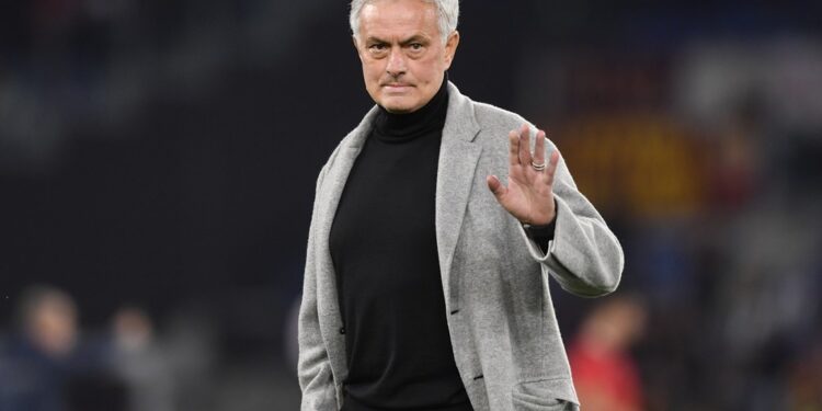 Roma demite José Mourinho