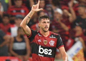 Corinthians acerta a contratação de zagueiro multicampeão pelo Flamengo
