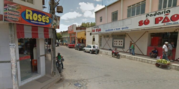 Homem é preso em flagrante suspeito de matar o próprio irmão a facadas na Bahia
