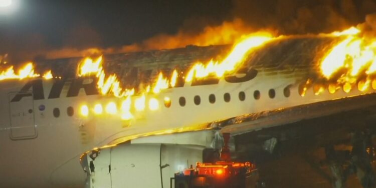 Avião com 379 a bordo pega fogo ao pousar no aeroporto de Tóquio