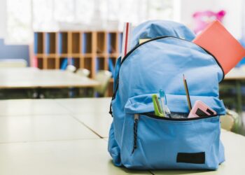 Calculadora da mochila: quanto peso seu filho pode carregar? Veja qual modelo escolher (com ou sem rodinha) e o jeito certo de usar