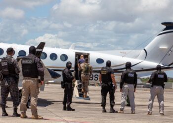 PMs presos suspeitos de lavagem de dinheiro e atuação em grupo miliciano na BA são transferidos para presídio federal