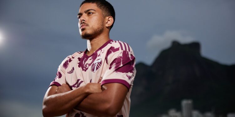 Flamengo faz proposta superior a R$ 30 milhões por parte dos direitos de Evander