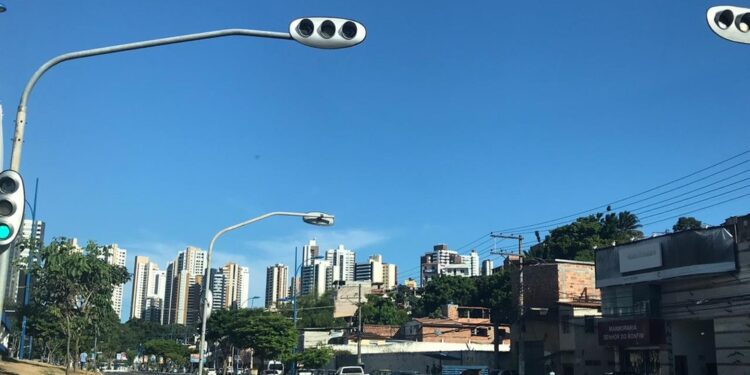 Comerciantes dizem ser obrigados a pagar ‘taxa de segurança’ para traficantes em uma das principais avenidas de Salvador