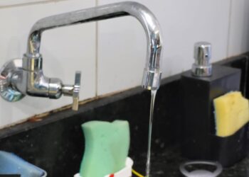 Vazamento em adutora afeta abastecimento de água em Salvador; veja bairros atingidos