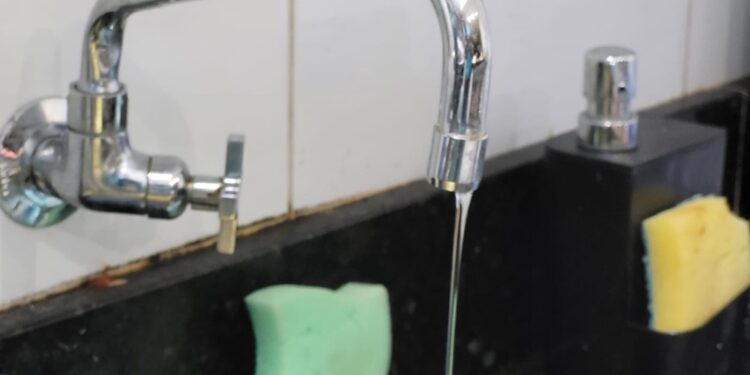 Vazamento em adutora afeta abastecimento de água em Salvador; veja bairros atingidos