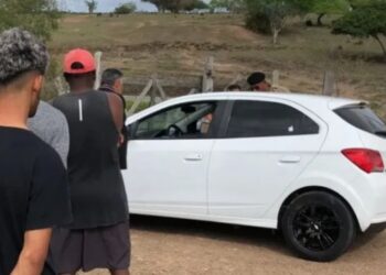 Casal é encontrado morto com marcas de tiros dentro de carro no interior da Bahia