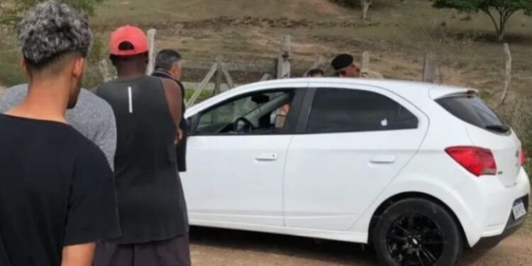Casal é encontrado morto com marcas de tiros dentro de carro no interior da Bahia