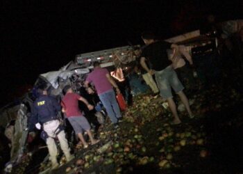 Prefeitura organiza velório coletivo após acidente entre caminhão e ônibus matar 25 pessoas na Bahia