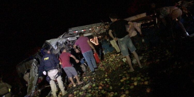 Prefeitura organiza velório coletivo após acidente entre caminhão e ônibus matar 25 pessoas na Bahia