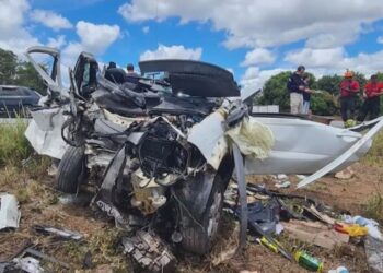 Duas pessoas morrem e três ficam feridas após batida frontal entre caminhonetes na Bahia; veículos ficaram destruídos