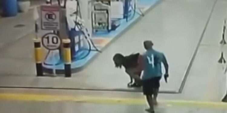PM é suspeito de matar jovem em posto de combustível na BA; defesa diz que homem não conhecia vítima e que tiro foi acidental