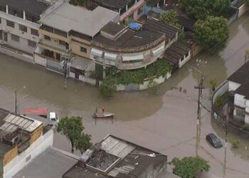 Quatro pessoas morrem depois de forte temporal que alaga vias e afeta metrô e ônibus; Rio entra em estágio operacional 4