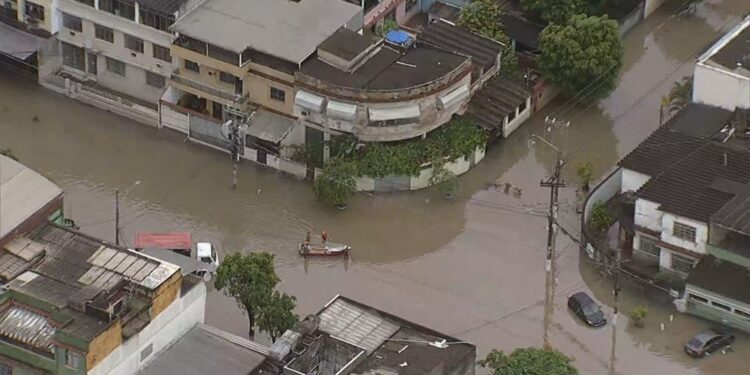 Quatro pessoas morrem depois de forte temporal que alaga vias e afeta metrô e ônibus; Rio entra em estágio operacional 4