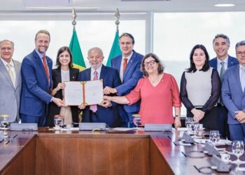 Lula sanciona lei que cria poupança para manter no ensino médio estudantes inscritos no CadÚnico