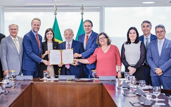 Lula sanciona lei que cria poupança para manter no ensino médio estudantes inscritos no CadÚnico