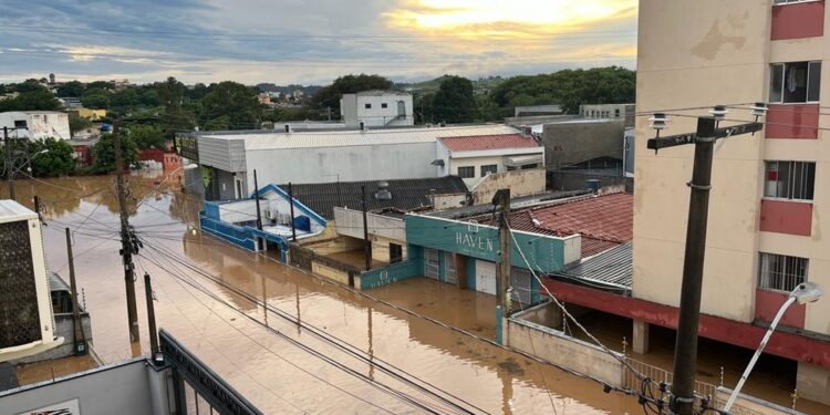 Chuva alaga hospital, arrasta carro e mata mulher em Sorocaba; mortes no estado chegam a 3 em 24 horas