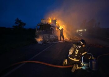 Homem é carbonizado em batida entre carro e caminhão na Bahia