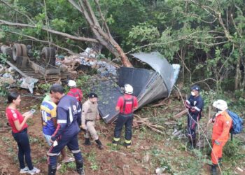 Baú de caminhão se desprende após veículo de carga tombar em ribanceira na Bahia; duas pessoas morreram