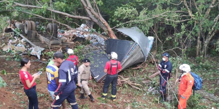 Baú de caminhão se desprende após veículo de carga tombar em ribanceira na Bahia; duas pessoas morreram
