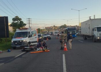 Pai e filho ficam feridos após acidente entre moto e viatura da Polícia Militar em Salvador