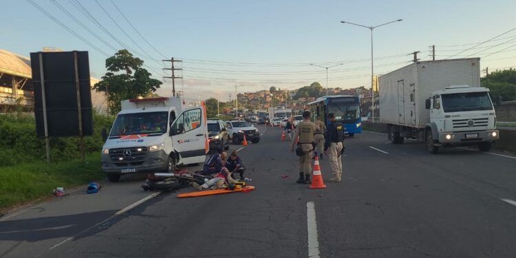 Pai e filho ficam feridos após acidente entre moto e viatura da Polícia Militar em Salvador