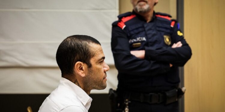 Duas mulheres acusam Daniel Alves de tê-las apalpado na mesma noite em que ele teria cometido estupro em Barcelona