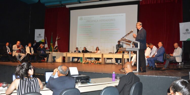 Prefeito anuncia construção do Hospital Municipal durante reabertura dos trabalhos legislativos