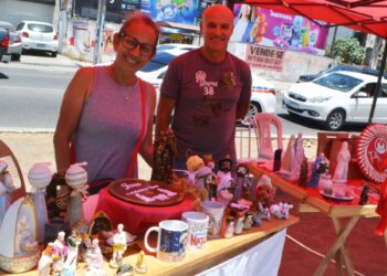 Compra e venda de artesanatos e antiguidades movimentam a avenida Getúlio Vargas neste domingo