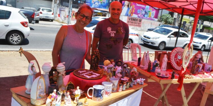 Compra e venda de artesanatos e antiguidades movimentam a avenida Getúlio Vargas neste domingo